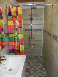 un bagno con tenda da doccia e lavandino di El Pinaret a Tarragona