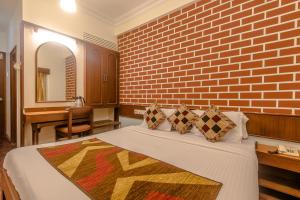 Postel nebo postele na pokoji v ubytování Hotel Mogul Palace - Near Masjid Bunder Mumbai