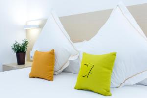 Postel nebo postele na pokoji v ubytování Cosmo Apartments Marina – Auditori