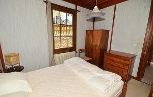LʼHuezにあるOdalys Chalet Alpenvueのベッドルーム1室(ベッド1台、ドレッサー、窓付)