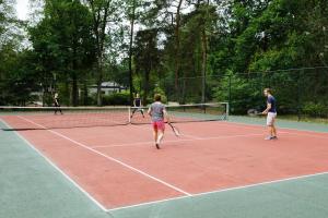 Fasilitas tenis dan/atau squash di RCN Vakantiepark de Noordster