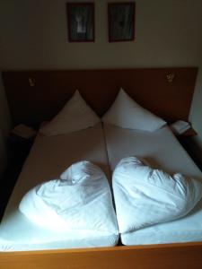 Ένα ή περισσότερα κρεβάτια σε δωμάτιο στο Hotel Sonnenhof