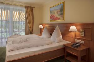 Postel nebo postele na pokoji v ubytování Hotel Schweizer Hof Thermal und Vital Resort