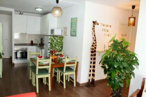 a kitchen and dining room with a giraffe on the wall at Natura Fira Barcelona in Hospitalet de Llobregat