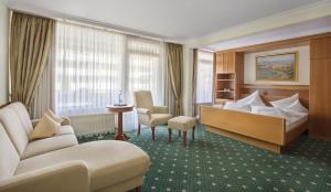Postel nebo postele na pokoji v ubytování Hotel Schweizer Hof Thermal und Vital Resort