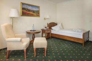 Postel nebo postele na pokoji v ubytování Hotel Schweizer Hof Thermal und Vital Resort