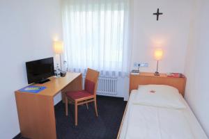 Postel nebo postele na pokoji v ubytování Tagungshaus Schönenberg