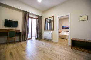 um quarto com uma cama e uma televisão em Residence Trani em Trani