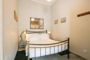 um quarto com uma cama e um espelho em Merc Porto Ribeira`s Place no Porto