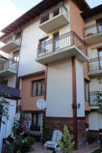 un edificio con balcones en un lateral en Guest House Zlatev, en Bansko