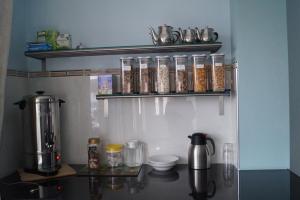 Příslušenství pro přípravu čaje a kávy v ubytování Marie's Bed and Breakfast