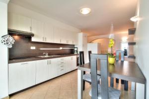Kuchyň nebo kuchyňský kout v ubytování Apartment Katarina