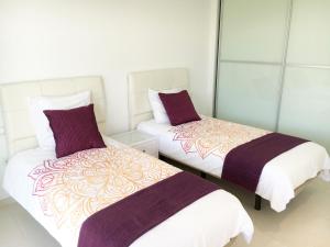 パルム・マールにあるLas Olasのベッド2台が隣同士に設置された部屋です。