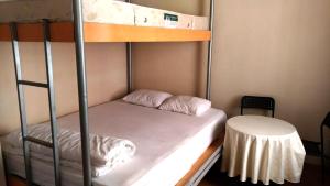 1 dormitorio con 2 literas y mesa en Kevin's Hostel en Estambul