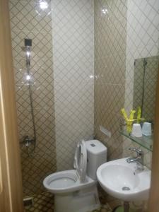 łazienka z toaletą i umywalką w obiekcie ATP Guesthouse w mieście Da Lat