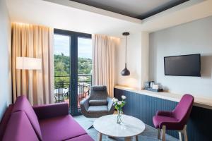 TV a/nebo společenská místnost v ubytování Best Western Kutaisi City Center