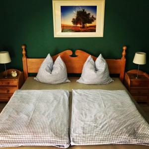 Un dormitorio con una cama con dos almohadas blancas. en Ferienhaus Eitel, en Spalt