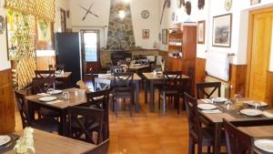Reštaurácia alebo iné gastronomické zariadenie v ubytovaní Pensión El Pirineo