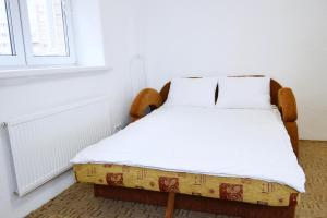 ズヴェニゴロドにあるStudio-Apartment in Zvenigorodのベッドルーム1室(白いシーツ付きのベッド1台、窓付)