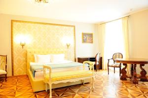 Un pat sau paturi într-o cameră la Safrano Palace