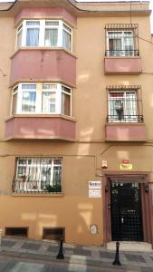 un edificio con 2 balcones y una puerta en Kevin's Hostel en Estambul