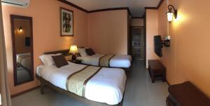 een kamer met 2 bedden in een hotelkamer bij Ocean Lake Tourist Residence in Grand Baie
