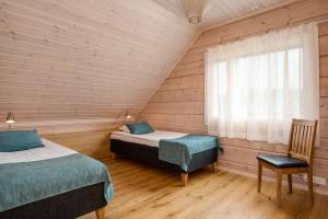 エッケローにあるGranbergs Gästhus och Gästhemのウッドウォールと窓が備わるドミトリールームのベッド2台分です。