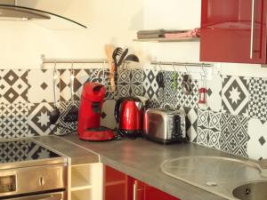 - un comptoir de cuisine avec un appareil rouge dans l'établissement GITE DE LA TOUR DE GUISE 1, à Tours