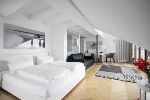 ウールディンゲン・ミュールホーフェンにあるHotel Seehofの白いベッドルーム(ベッド1台付)、リビングルーム