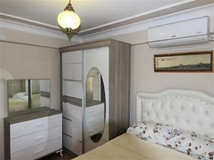 イスタンブールにあるSultanahmet Deluxe Apartのベッドルーム1室(ベッド1台、ドレッサー、鏡付)