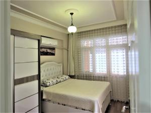 1 dormitorio con cama y ventana en Sultanahmet Deluxe Apart, en Estambul