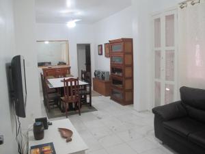 sala de estar con sofá y mesa en Safira Blessed, en Río de Janeiro