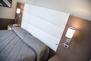Postel nebo postele na pokoji v ubytování Reginna Palace Hotel