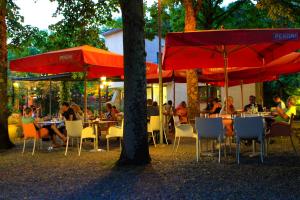 Un restaurante o sitio para comer en Camping Siena Colleverde