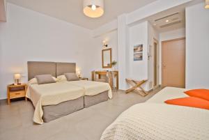 سرير أو أسرّة في غرفة في Xenia Hotel