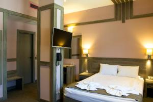Postel nebo postele na pokoji v ubytování Hotel Etropolia + 24 fotografií