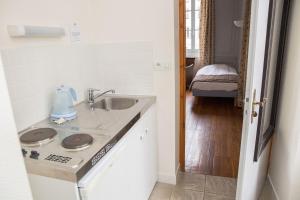 Kuchyň nebo kuchyňský kout v ubytování Appart Hotel Charles Sander