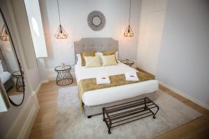 ヴィラ・ノヴァ・デ・ガイアにあるPorto Views & Wines by Porto City Hostsのベッドルーム1室(大きな白いベッド1台、テーブル2台付)