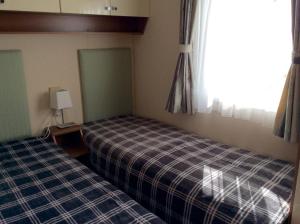1 Schlafzimmer mit 2 Betten und einem Fenster in der Unterkunft Warren View in Dawlish