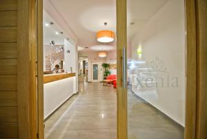 سرير أو أسرّة في غرفة في Xenia Hotel
