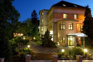 Vonkajšia záhrada v ubytovaní Hotel Villa Völgy Wellness & Konferencia
