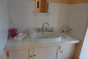 A kitchen or kitchenette at Manoir de l'Islay