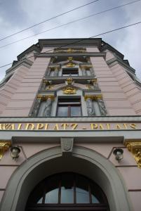 ライプツィヒにあるApartments in der Jahnallee 20 Waldplatzpalaisの独立公園の看板のある建物