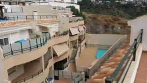 apartamentowiec z balkonem i basenem w obiekcie Ferienwohnung Tropical w mieście La Herradura