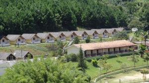 una vista aérea de una fila de edificios en Hotel Fazenda Aldeia do Vale, en Jacareí