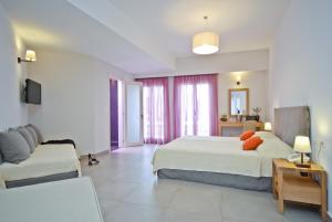سرير أو أسرّة في غرفة في Xenia Hotel