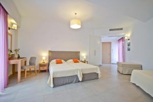 سرير أو أسرّة في غرفة في Xenia Hotel
