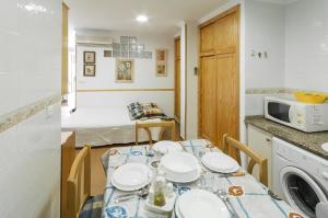 cocina y comedor con mesa y microondas en Comtessa, en Oliva