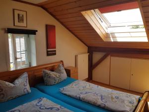 ein Schlafzimmer mit einem Bett und einem Dachfenster in der Unterkunft Casa Patrizia in Schwangau