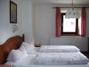 A bed or beds in a room at Haus Sonnleite